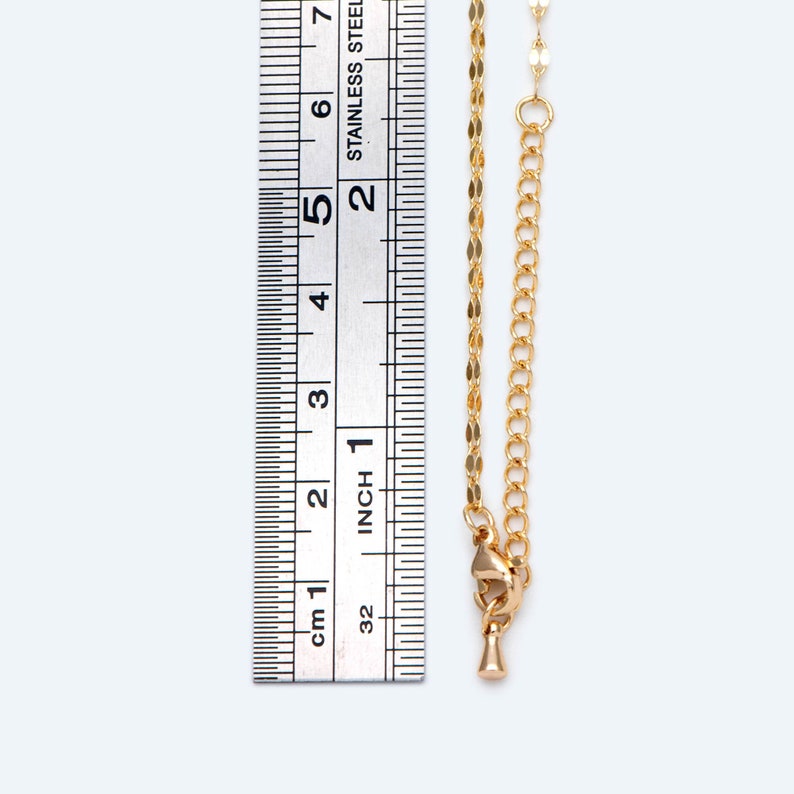 Puede incluir: Un collar de cadena dorada con cierre de mosquet&oacute;n. La cadena mide aproximadamente 50 cm de largo.