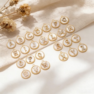 Pingentes com Alfabeto em Ouro, Letra Inglesa Cravejada com Zircônias, Pingentes com Inicial em Formato de Moeda de Concha, Você Escolhe a Letra (GB-1635)