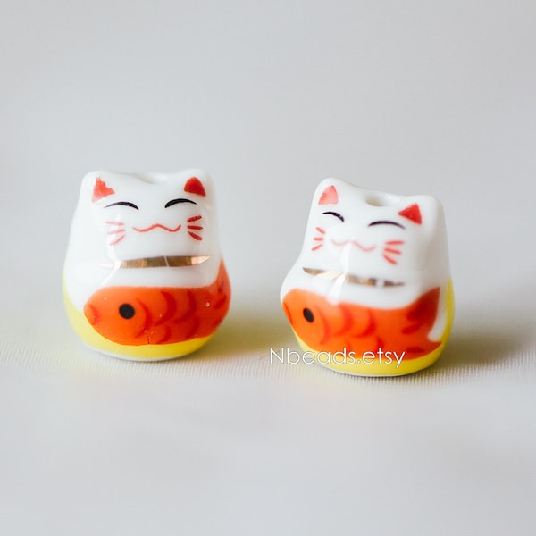 10 cuentas de porcelana de gato de la suerte de 15 mm, Maneki Neko de cerámica hecho a mano, con gatos kawaii perforados y peces (TC-155)