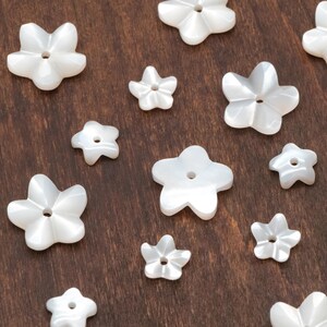 10 Stück weiße Perlmuttperlen geschnitzte 3D Blumen 6 / 10 mm, mittig gebohrte Muschelperlen (BK-002-A) Bild 8