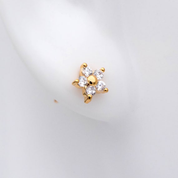 ゴールドフラワースタッドイヤリング 10個入り、繊細な花柄の耳ポスト