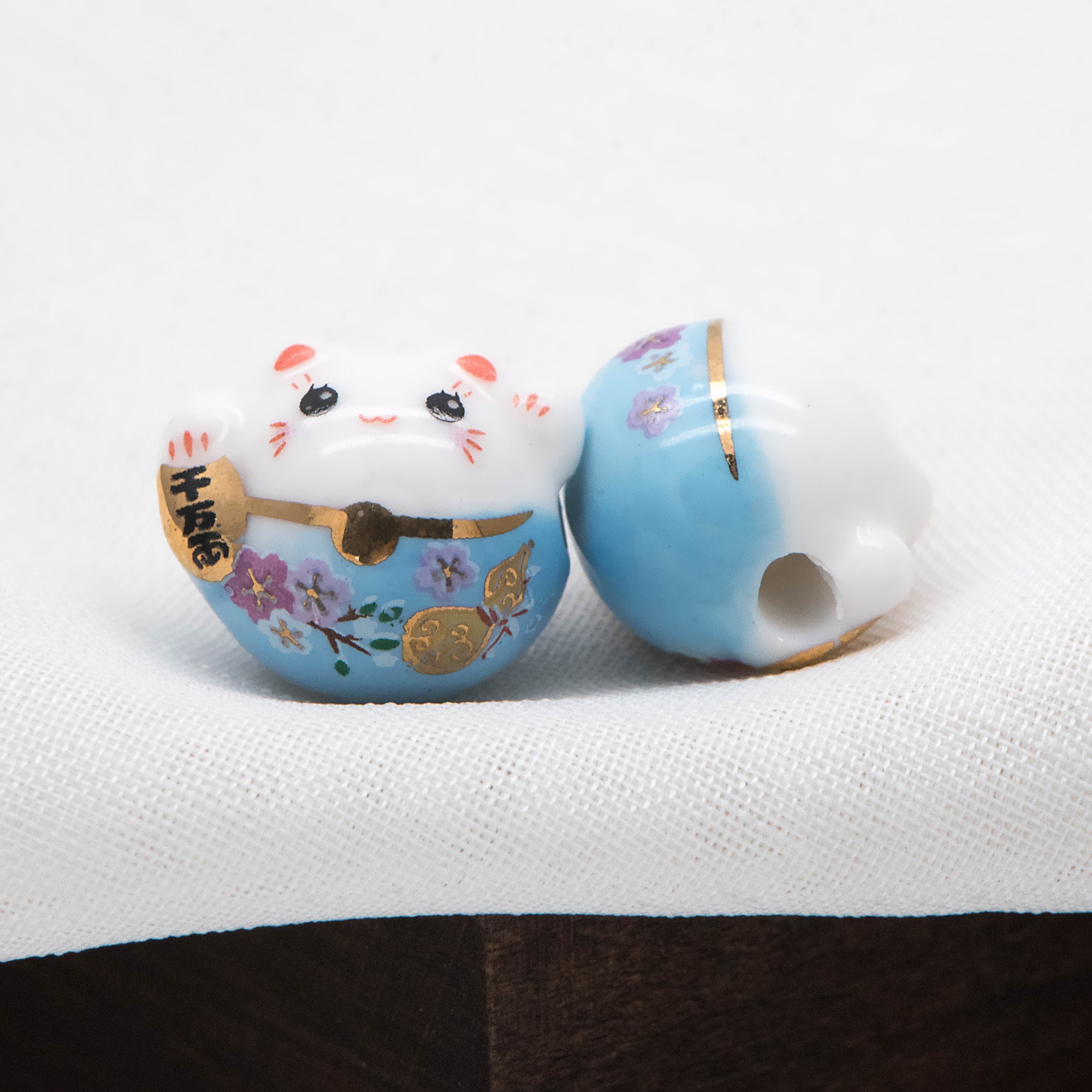 10個のビーズ - 磁器製ラッキーキャットビーズ 15 mm、セラミック製