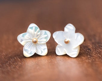 White Mother of Pearl Shell Flower Beads 10mm -V1055 / 10Pcs