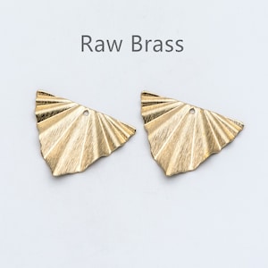 20pcs Raw Brass Triangle Charm, Ribbed Geometric Pendants 29mm, Brass Findings Wholesale  (RB-148)