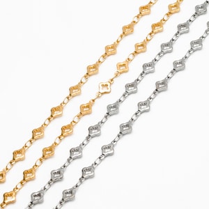 Puede incluir: Dos collares de cadena de oro y uno de plata con un diseño de eslabón en forma de trébol.