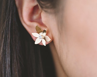 4pcs CZ Pave Gold Flower Ear Posts, Pendientes de latón chapados en oro, Pendientes de flores delicadas (GB-3875)