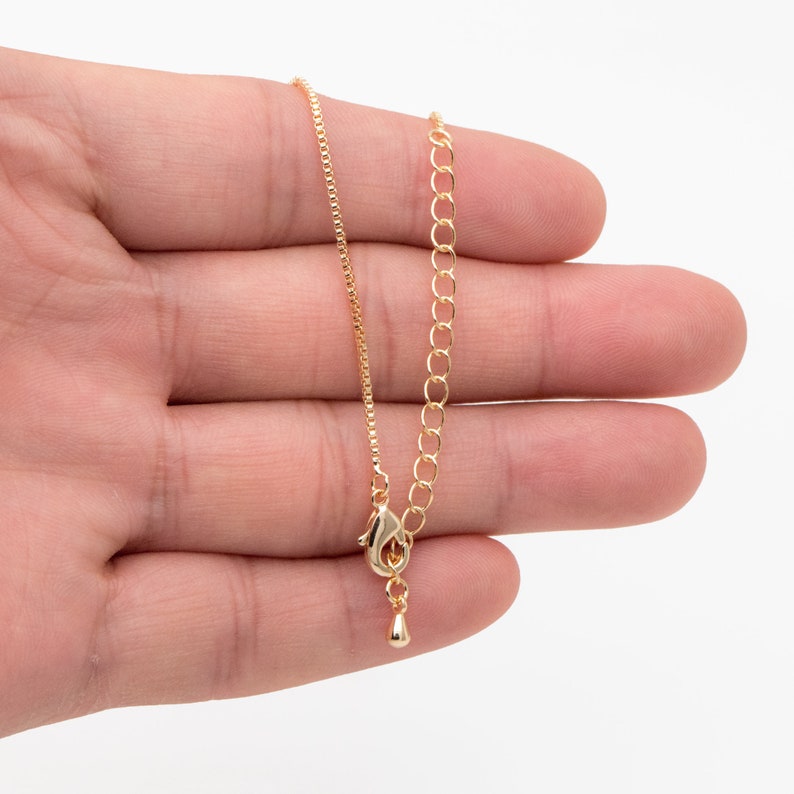 Puede incluir: Un collar de cadena de oro con cierre de langosta y un peque&ntilde;o colgante en forma de l&aacute;grima.