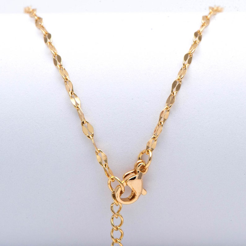 Puede incluir: Un collar de cadena de oro con cierre de langosta.