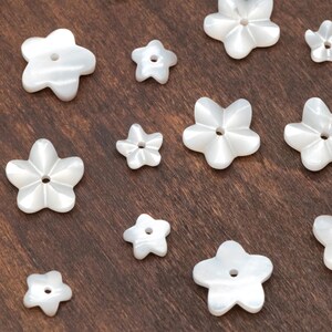 10 Stück weiße Perlmuttperlen geschnitzte 3D Blumen 6 / 10 mm, mittig gebohrte Muschelperlen (BK-002-A) Bild 6