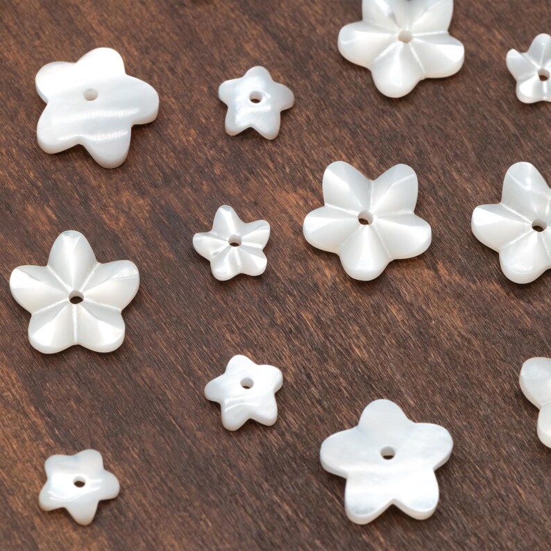 10 Stück weiße Perlmuttperlen geschnitzte 3D Blumen 6 / 10 mm, mittig gebohrte Muschelperlen (BK-002-A) Bild 6