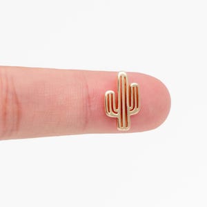 Op de afbeelding: Een gouden cactusbedel, perfect om een ​​toets van woestijnstijl toe te voegen aan sieraden of knutselwerk.