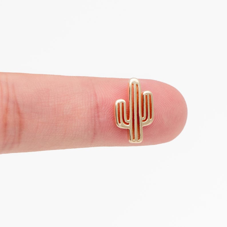 Op de afbeelding: Een gouden cactusbedel, perfect om een ​​toets van woestijnstijl toe te voegen aan sieraden of knutselwerk.