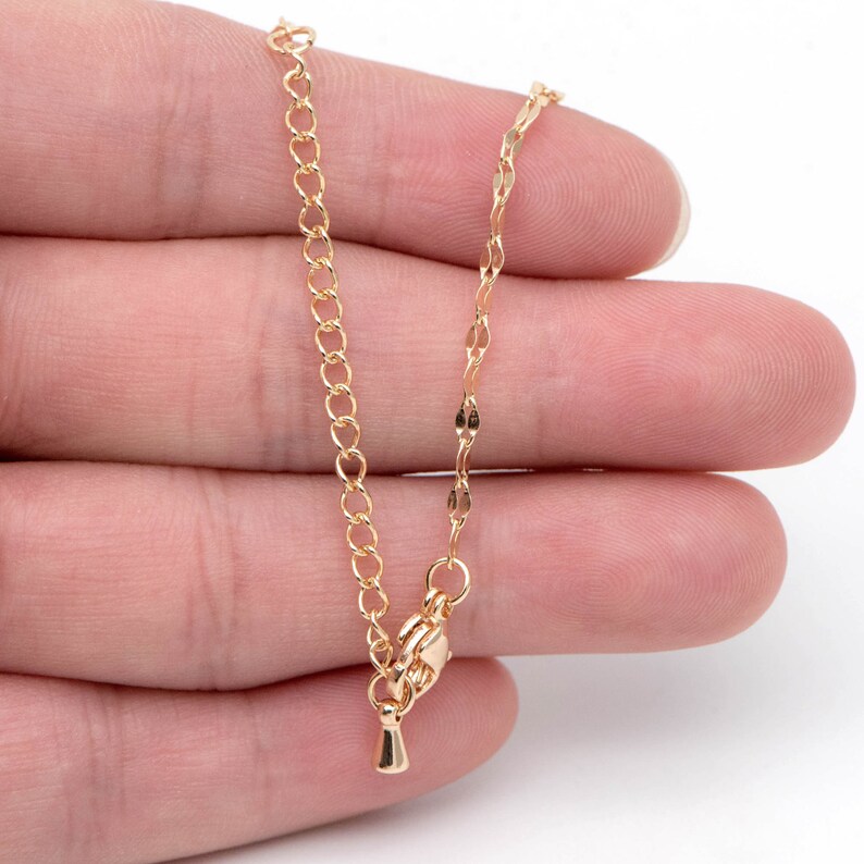 Puede incluir: Un collar de cadena de oro con cierre de langosta.