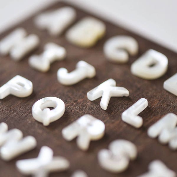 Cuentas del alfabeto de nácar blanco, encantos de letras de concha MOP de 10 mm, usted elige la letra -(V1303)