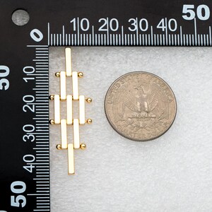 Puede incluir: Pendientes colgantes geom&eacute;tricos de color dorado con un dise&ntilde;o de cadena. Los pendientes son aproximadamente del tama&ntilde;o de una moneda de 25 centavos de d&oacute;lar estadounidense.