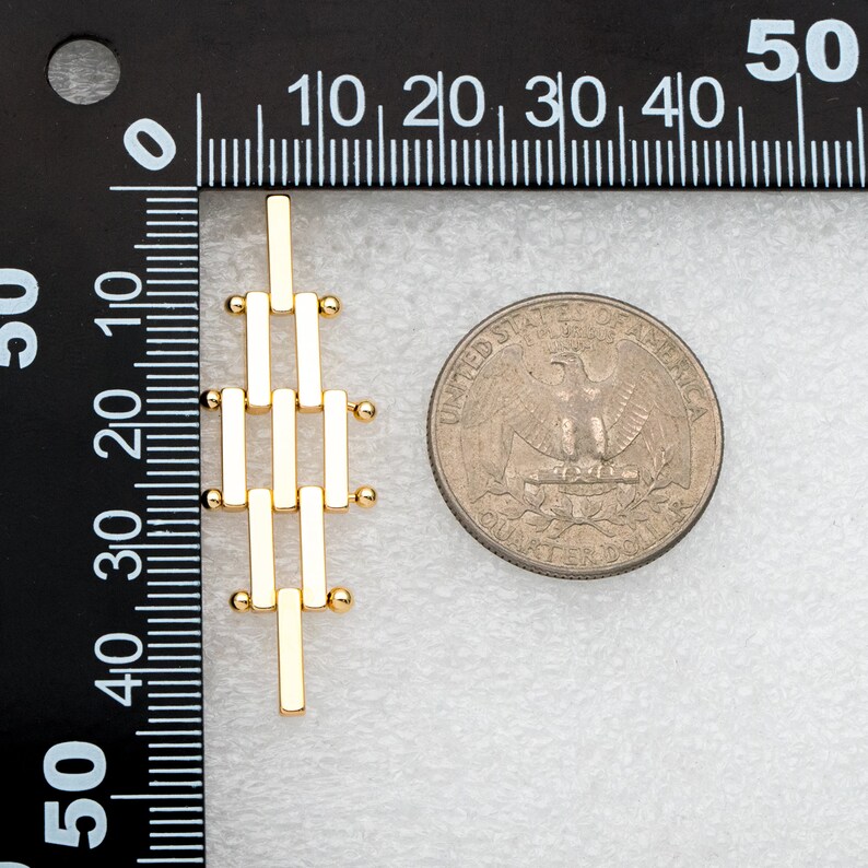 Puede incluir: Pendientes colgantes geom&eacute;tricos de color dorado con un dise&ntilde;o de cadena. Los pendientes son aproximadamente del tama&ntilde;o de una moneda de 25 centavos de d&oacute;lar estadounidense.