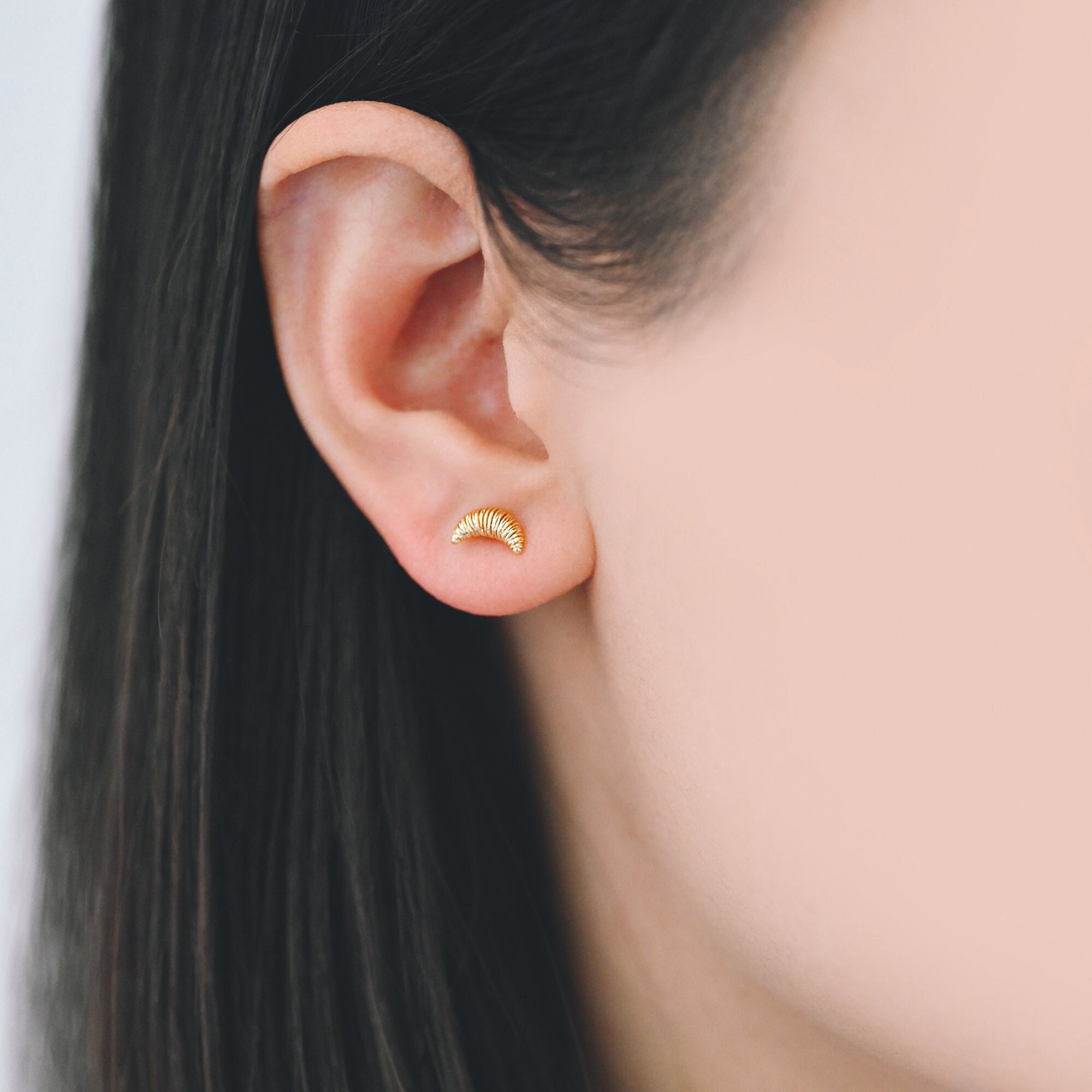 10 gouden croissantoorbellen 8 x 5 mm, echt vergulde messing minimalistische oorbellen (#GB-4329)