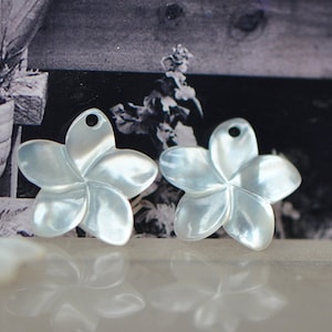 10pcs White Mother of Pearl Flowers 17/ 24mm, Top Side Drilled, Shell Plumeria Flowers for Earrings -(V1164)