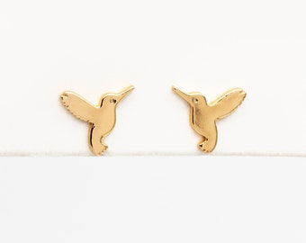 Pendientes de colibrí de oro de 10 piezas de 10x10 mm, latón chapado en oro, pendientes minimalistas de sementales de pájaro (GB-4153)