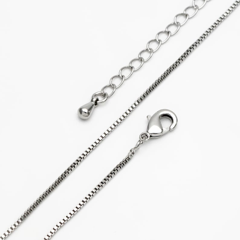 Puede incluir: Un collar de cadena de plata con cierre de langosta y una peque&ntilde;a cadena de extensi&oacute;n.
