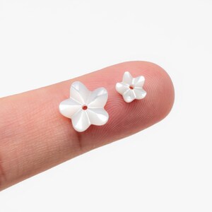 10 Stück weiße Perlmuttperlen geschnitzte 3D Blumen 6 / 10 mm, mittig gebohrte Muschelperlen (BK-002-A) Bild 9