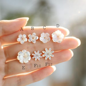 Vita snäckskalblommorörhängen, minimalistiska örhängen, handgjorda smycken, blommiga örhängen för kvinnor (BK-036)