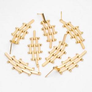 Puede incluir: Un conjunto de seis pendientes de color dorado con un dise&ntilde;o geom&eacute;trico. Cada pendiente presenta una serie de barras rectangulares conectadas, creando un patr&oacute;n tejido o de celos&iacute;a.