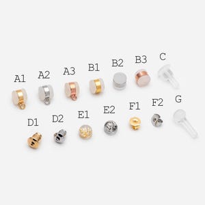 以下が含まれることがあります： さまざまなスタイルと素材のイヤリングバックのコレクション。金、銀、透明なプラスチックなど。さまざまなイヤリングの種類に適した、さまざまな形とデザインが特徴です。