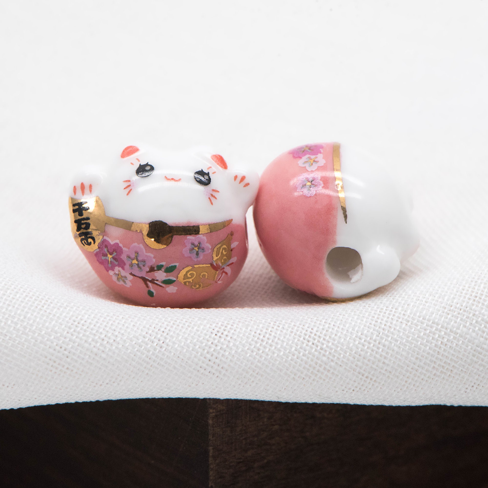 10個のビーズ - 磁器製ラッキーキャットビーズ 15 mm、セラミック製