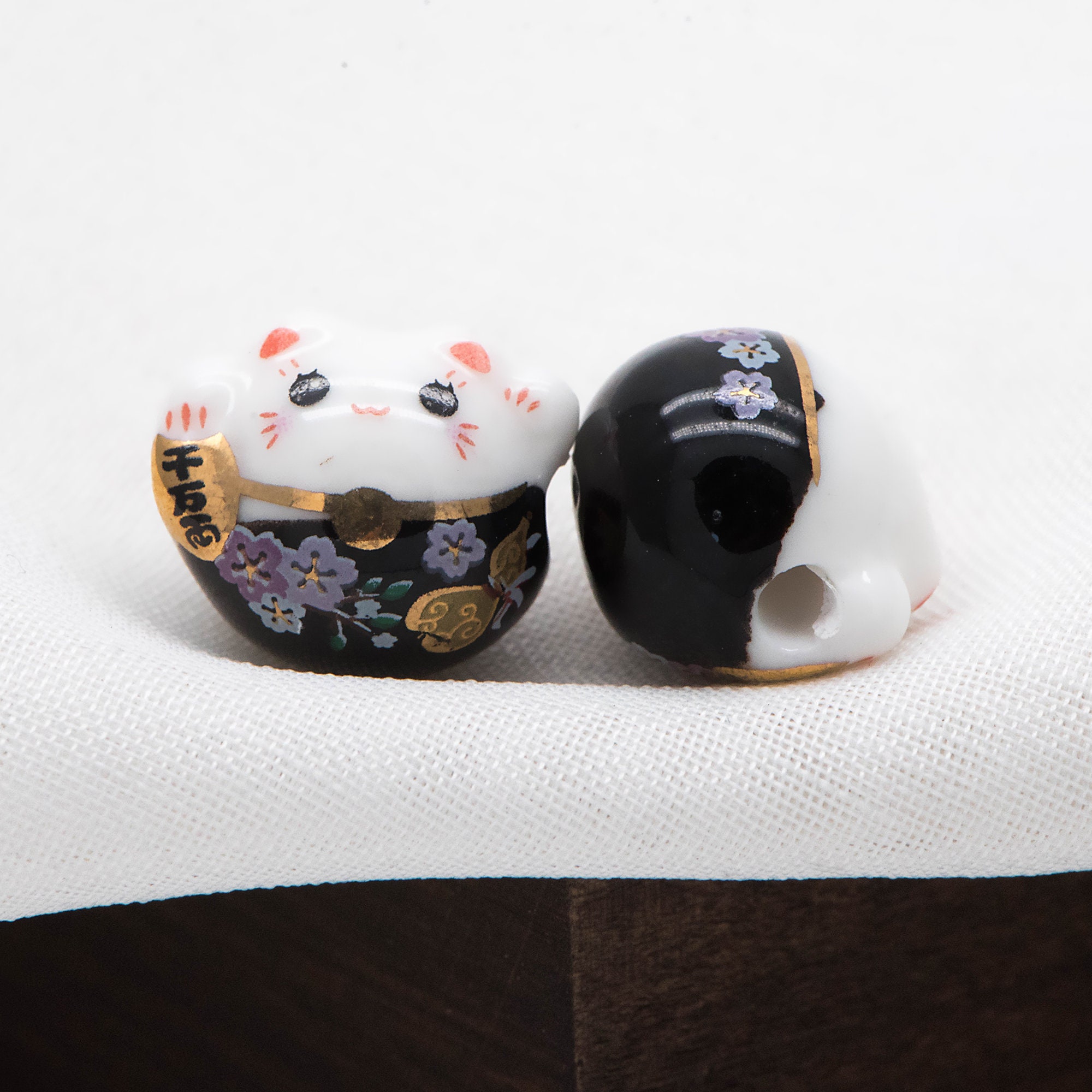 10個のビーズ - 磁器製ラッキーキャットビーズ 15 mm、セラミック製