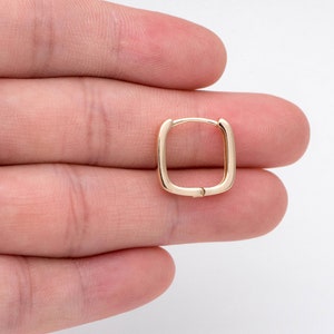 Pu&ograve; includere: Un orecchino a cerchio quadrato in oro con chiusura a cerniera.