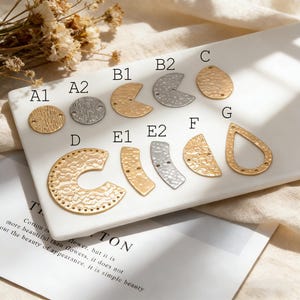 ゴールド/シルバートーンの槌目模様のチャームコネクタ、ゴールド/ロジウムメッキの真鍮製ラスティックペンダント（GB-654）10個入り