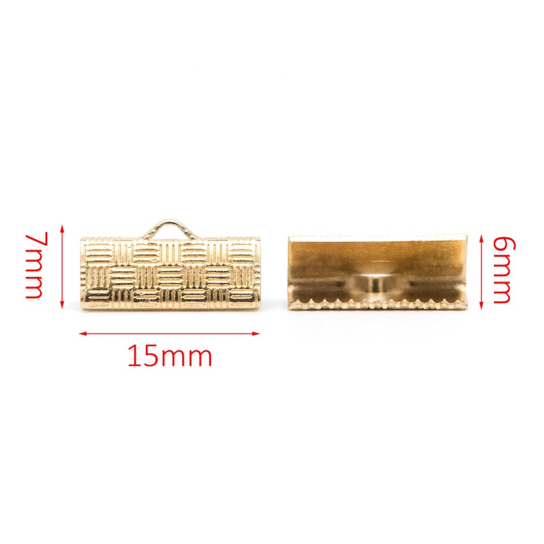 Puede incluir: Dos terminales de crimpado de metal dorado para la fabricaci&oacute;n de joyas. Uno muestra un patr&oacute;n tejido y un lazo, que mide 15 mm de largo, 7 mm de alto. El otro es una vista lateral, 6 mm de alto.