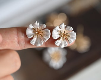 4pcs White Flower Earring with Loop, Gold Plated Brass, Jewelry Making, Diy Material, Jewelry Supplies (GB-3731)