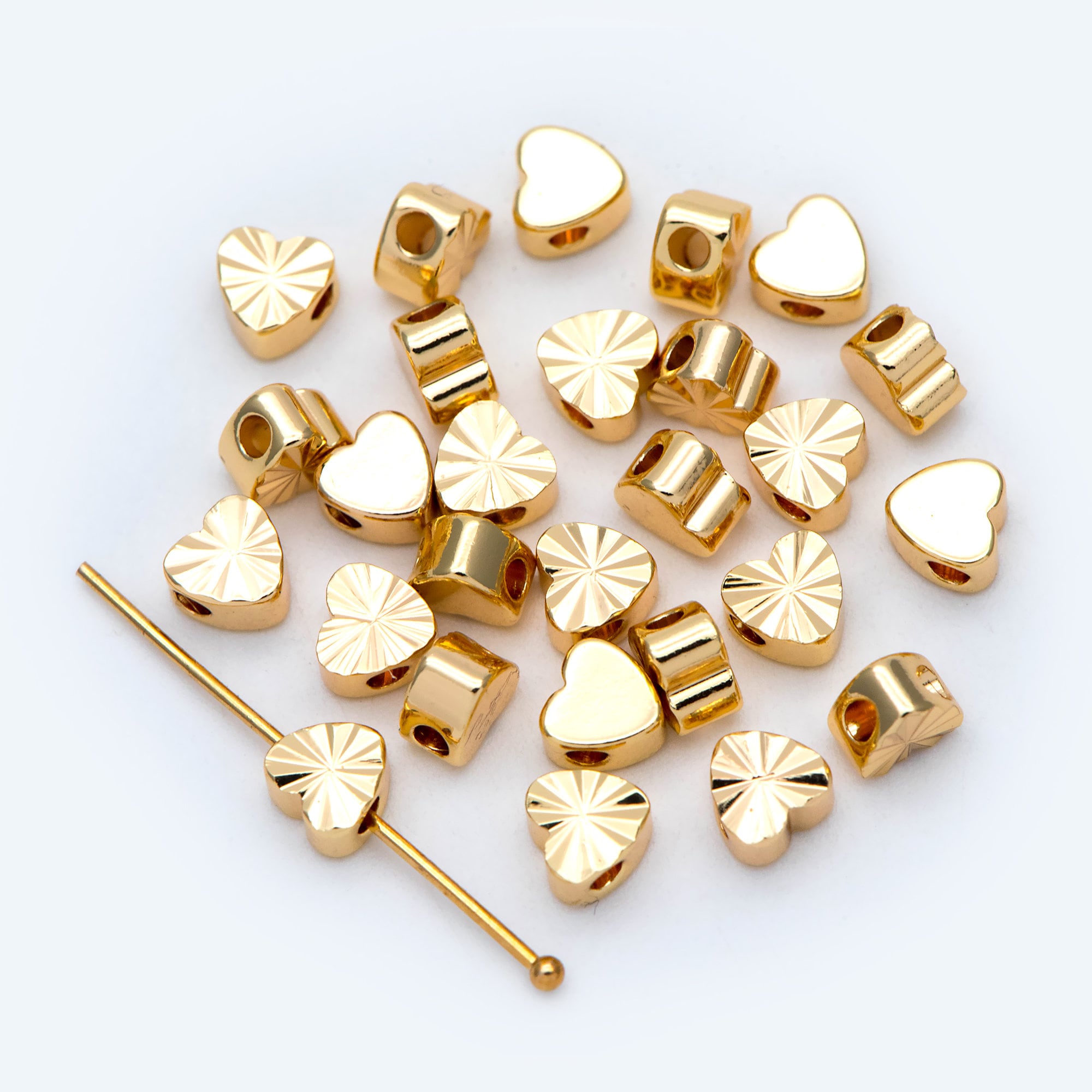 6 pezzi di perline a forma di cuore in ottone placcato oro 14k, perline distanziatrici in perle, creazione di gioielli - Italia