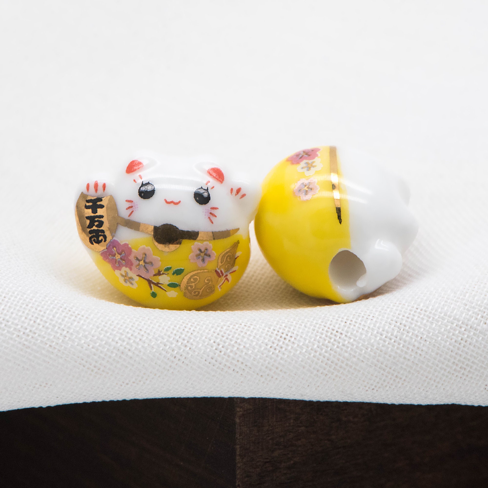 10個のビーズ - 磁器製ラッキーキャットビーズ 15 mm、セラミック製