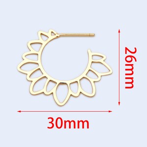 Puede incluir: Pendientes de aro dorados con un delicado dise&ntilde;o de sol. Los pendientes miden 30 mm de di&aacute;metro y 26 mm de alto.
