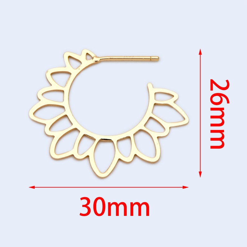 Puede incluir: Pendientes de aro dorados con un delicado dise&ntilde;o de sol. Los pendientes miden 30 mm de di&aacute;metro y 26 mm de alto.