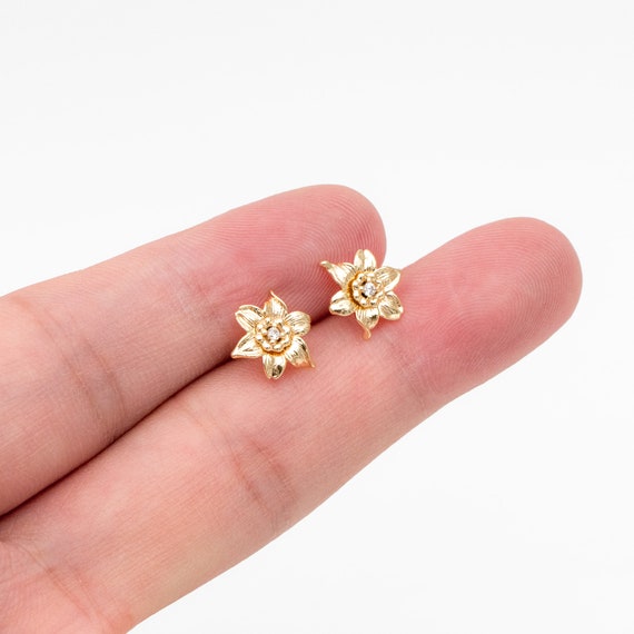 Orecchini a lobo a forma di fiore color oro con perla e zirconia