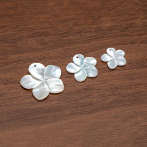 10 pezzi di fiori di madreperla bianca 14/17/24 mm, lato superiore forato, fiori di plumeria conchiglia per orecchini - (V1164)