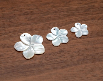 10 Stück weiße Perlmutt Blumen 14/ 17/ 24 mm, Oberseite gebohrt, Muschel Plumeria Blumen für Ohrringe (BK-016)