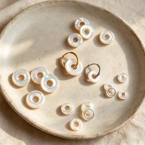 Dwustronne zawieszki do pierścionków z masy perłowej, koraliki w kształcie pączków z muszli, zawieszka w kształcie koła z białej muszli, artykuły do wyrobu biżuterii (BK-015)