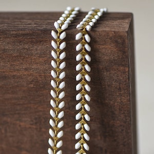 Weiße Emaille Messing Pfeil Kette 6 mm, Flache Chevron Kette, Fischgrätmuster Fisch Knochen Designer Kette (#LK-048-1) / 1 Meter = 3,3 ft