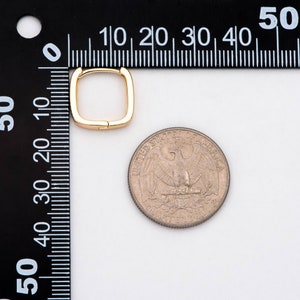 Pu&ograve; includere: Un orecchino a cerchio quadrato in oro che misura circa 1,25 cm di diametro, accanto a una moneta da 25 centesimi di dollaro americano per il confronto delle dimensioni.