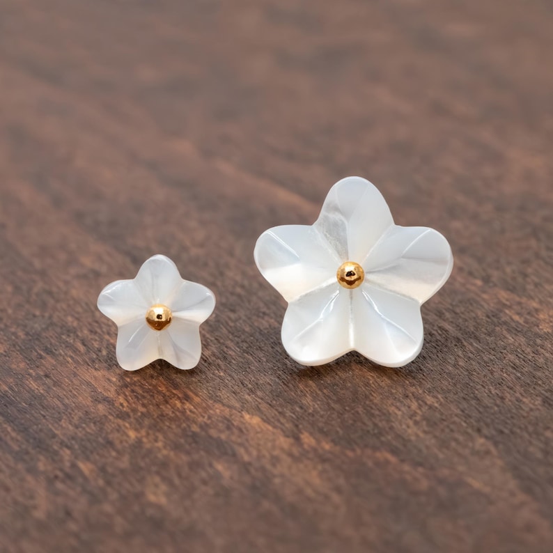 10 Stück weiße Perlmuttperlen geschnitzte 3D Blumen 6 / 10 mm, mittig gebohrte Muschelperlen (BK-002-A) Bild 1