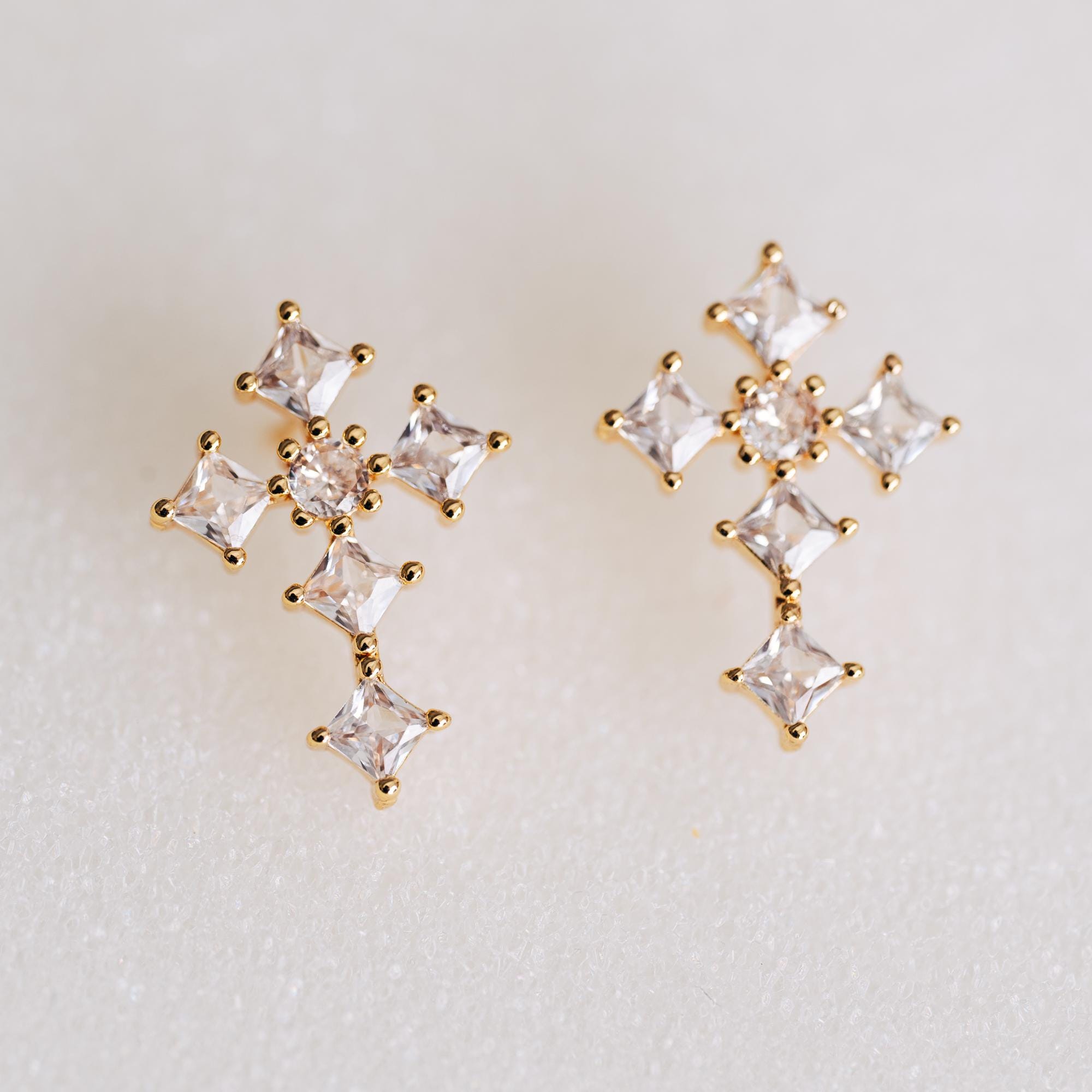 4 orecchini a croce in oro con pavé di zirconi cubici, orecchini a perno a croce delicati in ottone placcato oro 14 carati (#GB-3637-F) - Italia