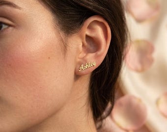 Personalisierte Namensohrringe für Damen von Lovyra • Ohrstecker in Schreibschrift aus 18-karätigem Gold und Silber • Geschenkidee für Sie • Zarter, personalisierter Schmuck