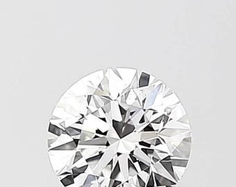 Pode incluir: Um close-up de um diamante redondo com lapidação brilhante. A gema é clara e incolor, com muitas facetas que refletem a luz. O diamante está sobre um fundo branco liso, destacando seu brilho e clareza.