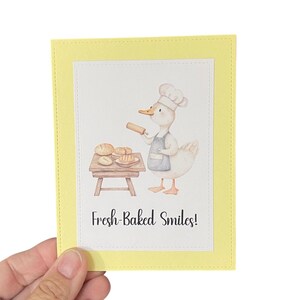 Biglietto di auguri con sorrisi appena sfornati – Biglietto di auguri con anatra fatta a mano – Biglietto di auguri con tema di pasticceria