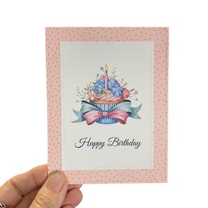 Tarjeta de cumpleaños con cupcakes florales hecha a mano - Lunares rosas
